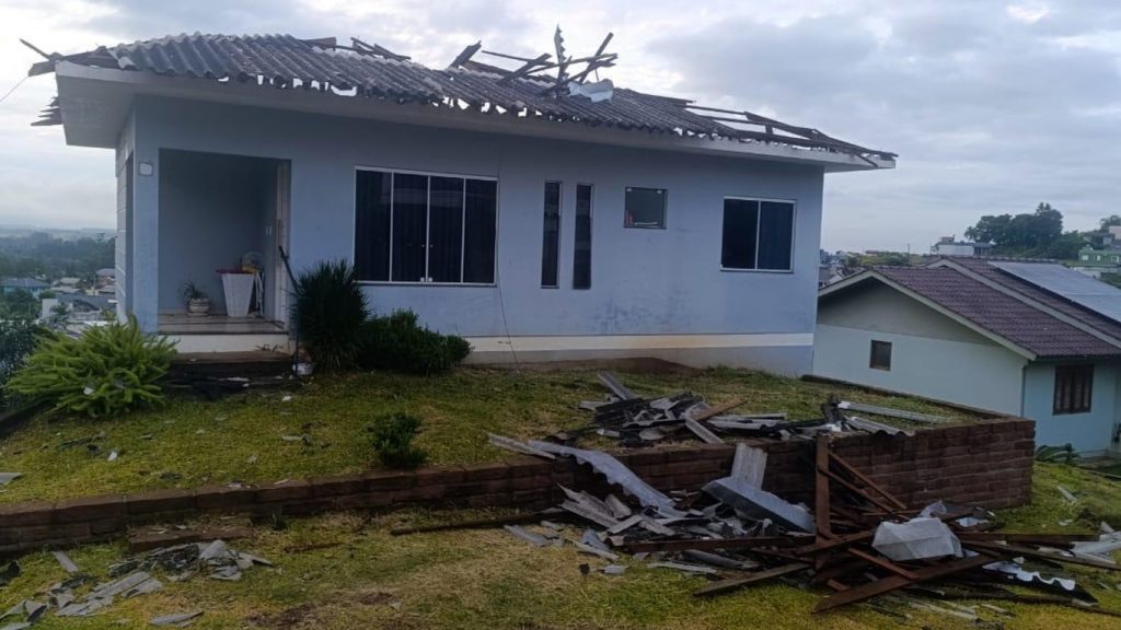 Temporais de chuva intensa, vendavais e granizo deixam estragos