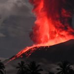 Vulcão assusta e tira milhares de pessoas de casa no Sudeste asiático