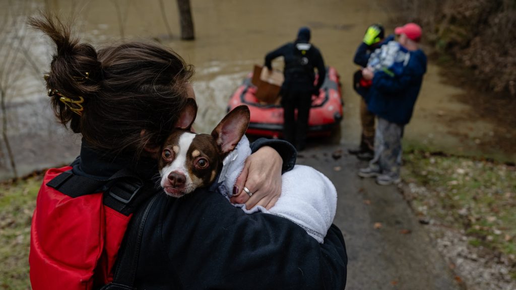 Região dos EUA enfrenta enchente com 17 mortos e agora tem nevasca
