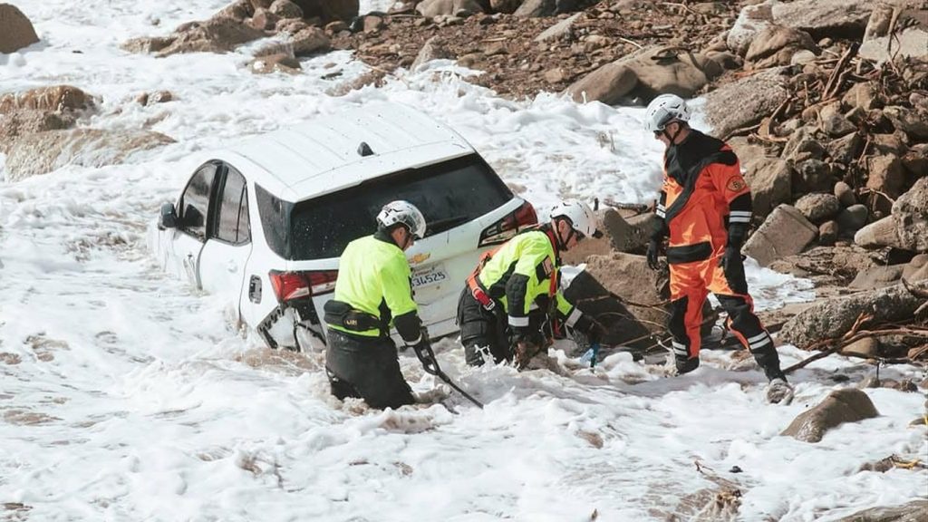 Califórnia registra 250 mm de chuva, vento de 200 km/h e nevasca