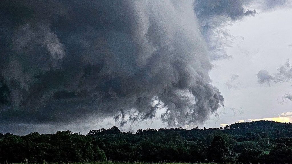 Fotógrafa registra nuvem gigante de tempestade no Rio Grande do Sul