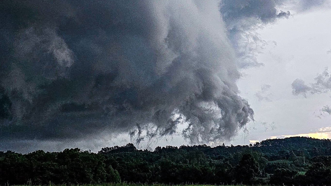<span class="entry-title-primary">Fotógrafa registra nuvem gigante de tempestade no Rio Grande do Sul</span> <h2 class="entry-subtitle">Fotógrafa que se dedica a registrar imagens de fenômenos naturais captou uma nuvem gigante de tempestade no Rio Grande do Sul </h2>