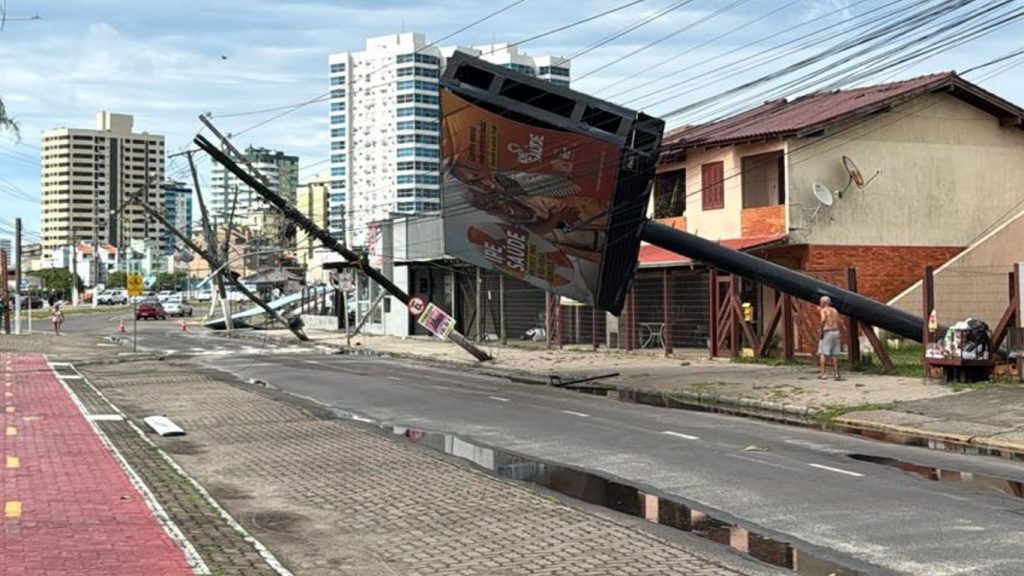 Temporais espalham estragos em dezenas de cidades gaúchas