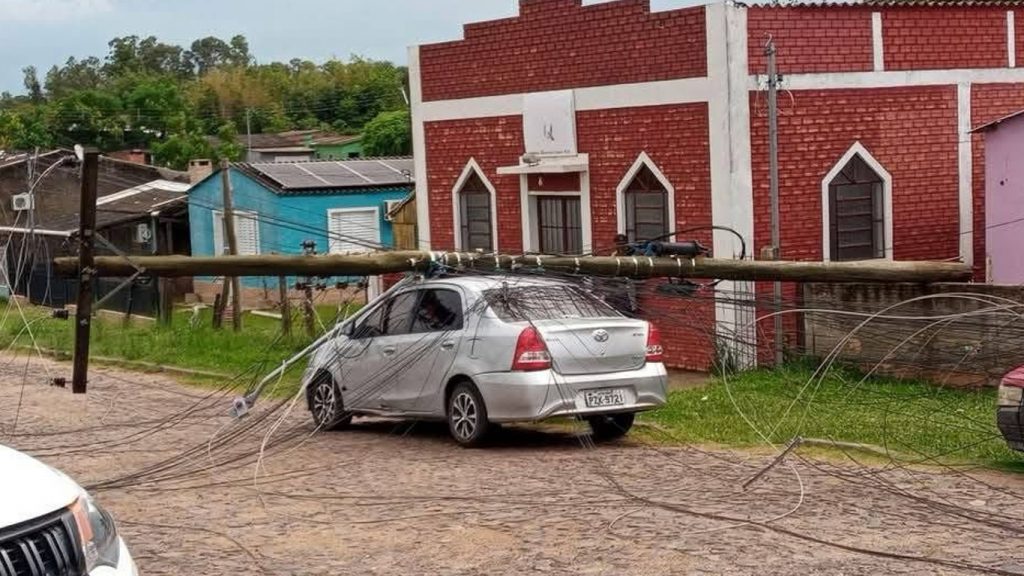 Primeiro de vários dias de tempestades tem vendavais e estragos
