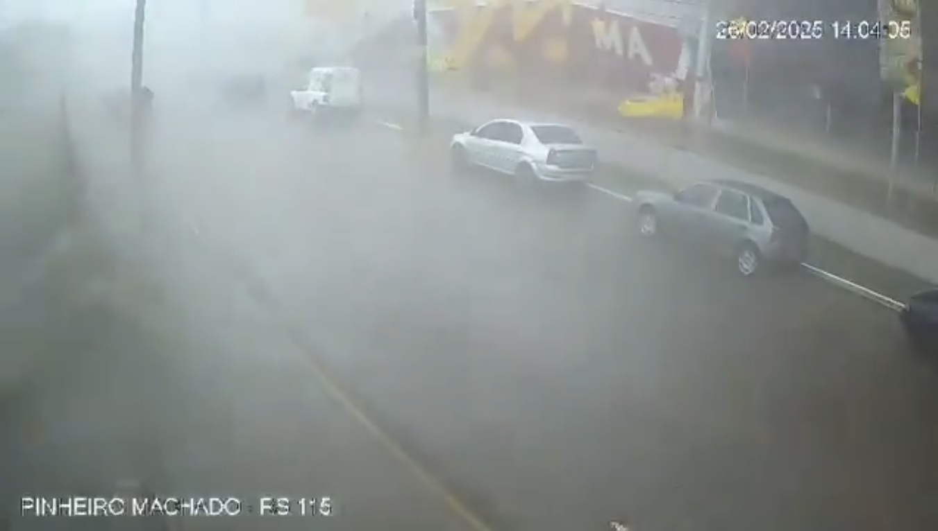 <span class="entry-title-primary">Câmeras registram microexplosão atmosférica no RS; veja os vídeos</span> <h2 class="entry-subtitle">Microexplosão atmosférica (downburst) atingiu o município gaúcho de Taquara na tarde de hoje e causou danos em atacado </h2>