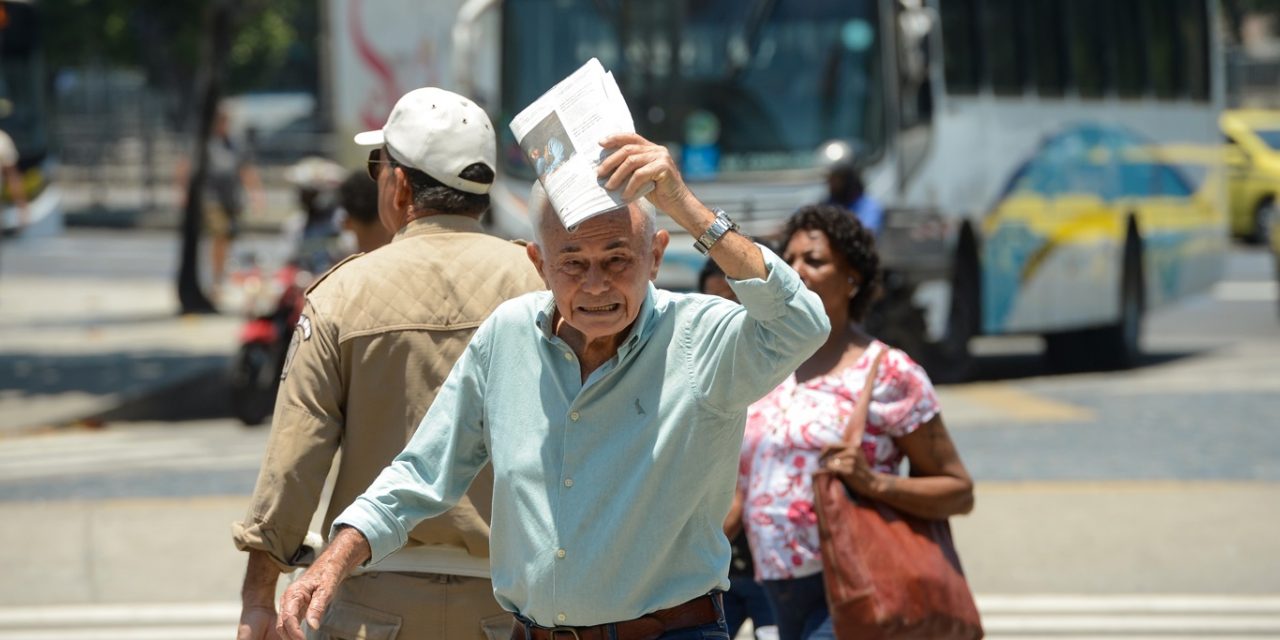<span class="entry-title-primary">Calor matou quase 50 mil pessoas no Brasil em duas décadas</span> <h2 class="entry-subtitle">Estudo da Universidade Federal do Rio de Janeiro mostra como o calor provoca muitas mortes e é condição de perigo subestimada </h2>