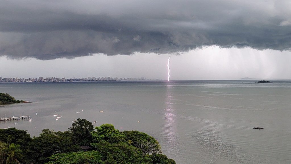 Santa Catarina tem risco de fortes temporais nas próximas horas