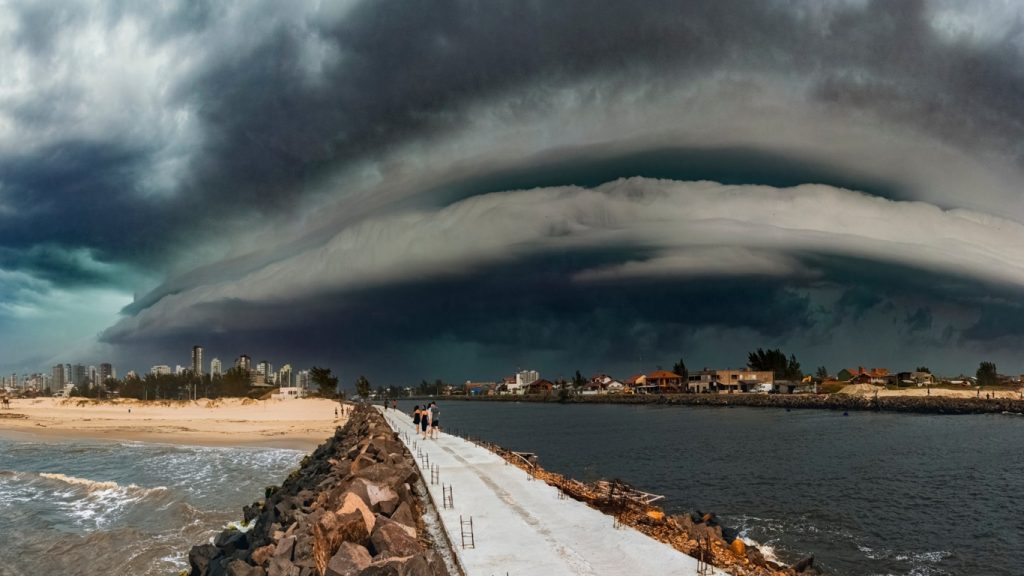 Frente fria acabará com a onda de calor com chuva forte e vendavais