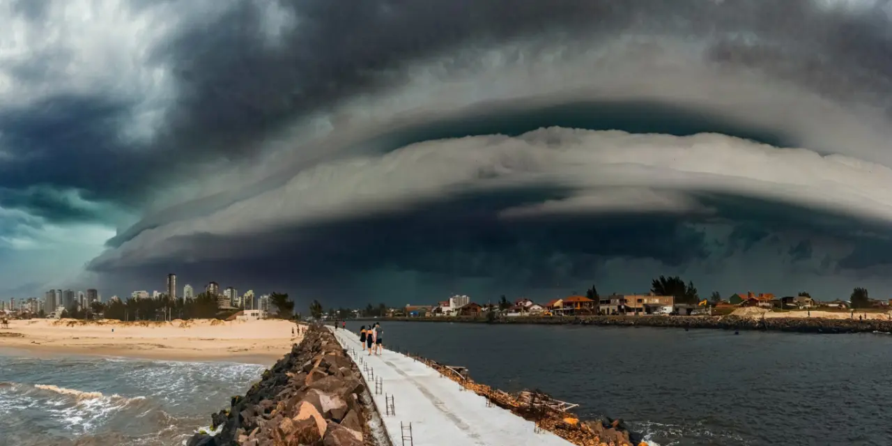<span class="entry-title-primary">Frente fria acabará com a onda de calor com chuva forte e vendavais</span> <h2 class="entry-subtitle">Temporais já se formam hoje pelo calor excessivo e devem se repetir entre quarta e quinta com o avanço de uma frente fria </h2>