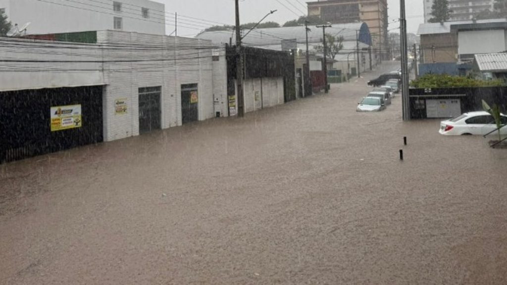 Chuva forte e vendavais causam alagamentos e estragos no Sul do Brasil