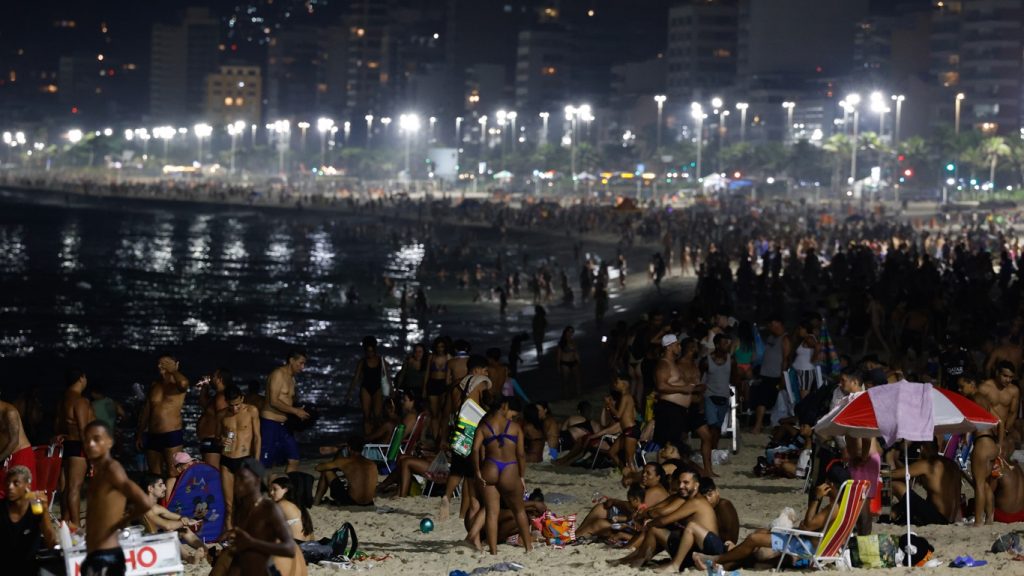 Calor faz carioca trocar dia pelo noite com praia cheia até de madrugada