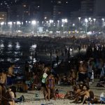 Calor faz carioca trocar dia pelo noite com praia cheia até de madrugada
