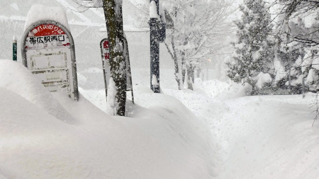 Neve soterra cidades no Japão e quase quebra recorde mundial