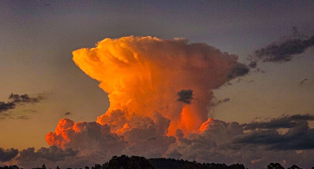 Por que os gaúchos têm visto nuvens em forma de cogumelo no céu?