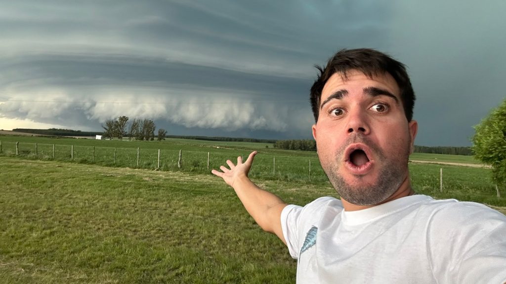 Caçador de tempestades intercepta um violento temporal no Uruguai