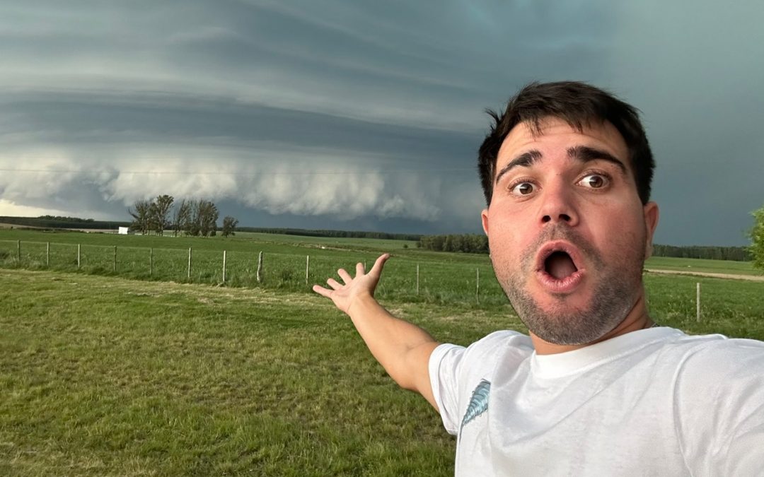 Caçador de tempestades intercepta um violento temporal no Uruguai Caçador de tempestade fez registros impressionantes de uma supercélula no Oeste do Uruguai e teve o carro danificado por granizo gigante