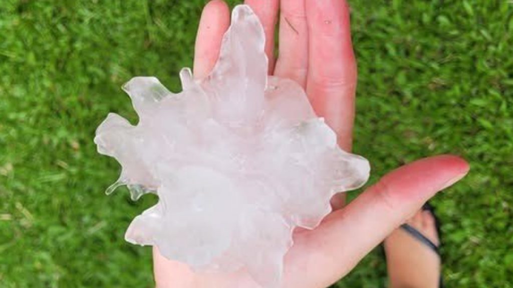 Temporais vão prosseguir após granizo grande causar estragos no Sul