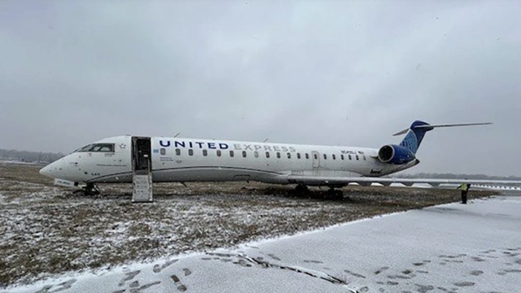 Tempestade com neve e tornado atinge EUA e causa susto em aeroporto