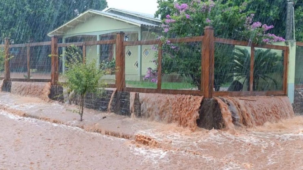 Chuva volta a causar alagamentos e temporais isolados vão prosseguir