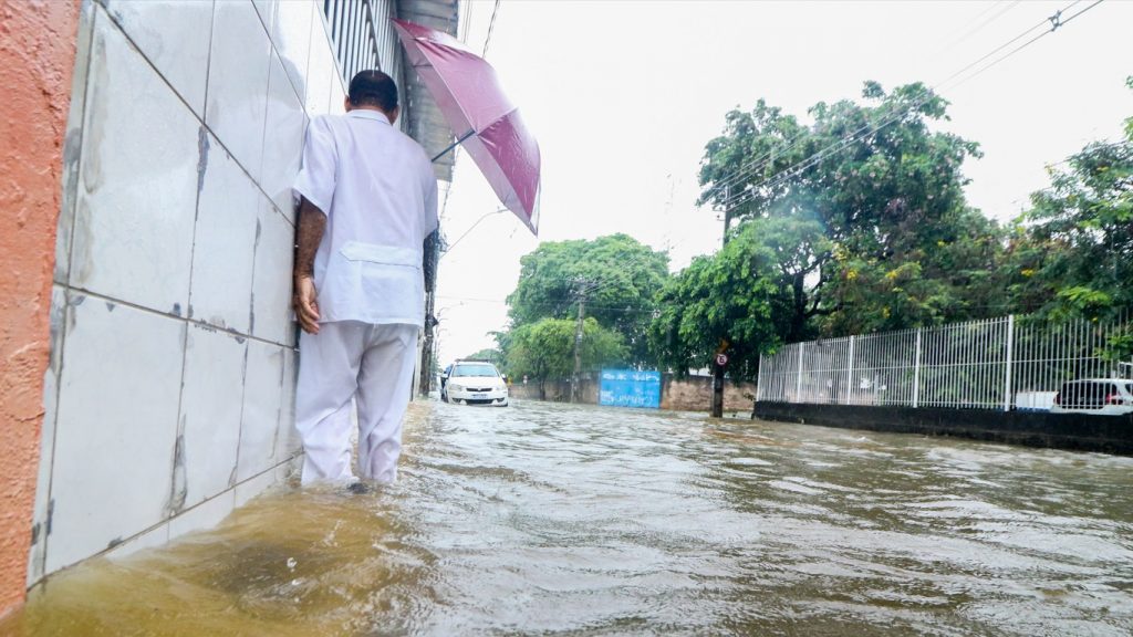 Chuva alaga, suspende aulas e para transporte em capitais do Nordeste