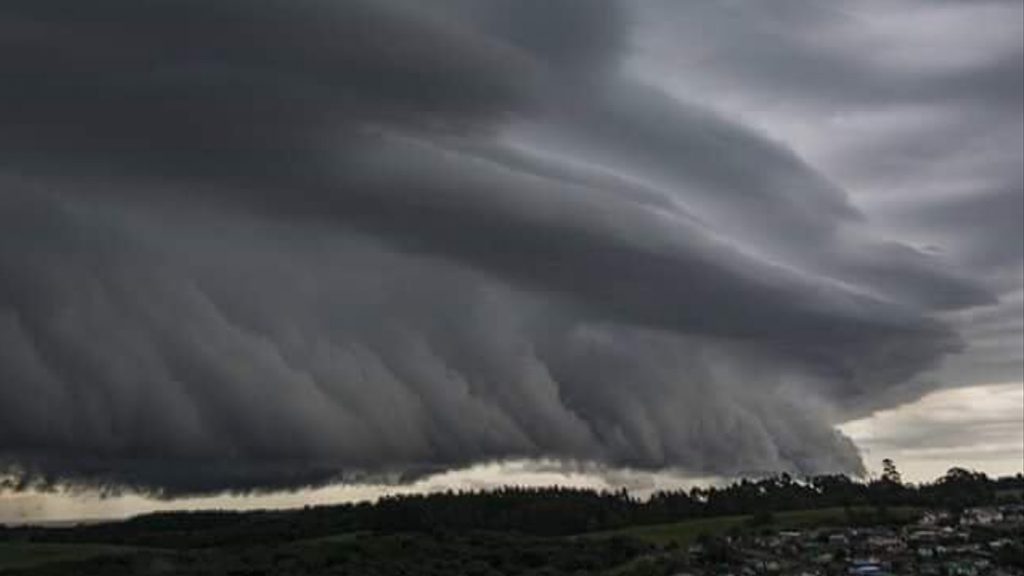 Alto risco de chuva forte isolada e temporais nas próximas horas no RS