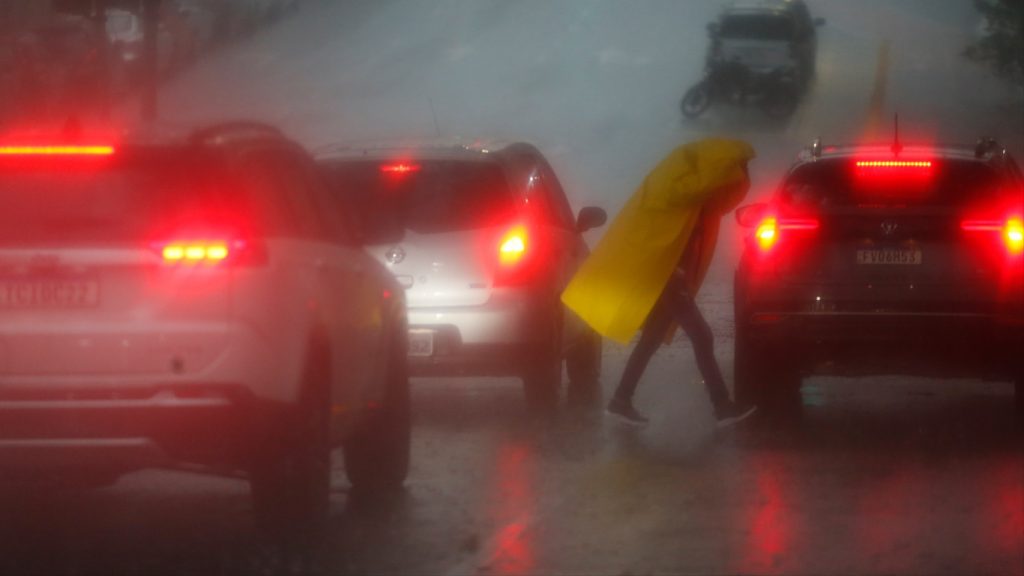 Chuva causa alagamentos, inundações e desabamentos em São Paulo