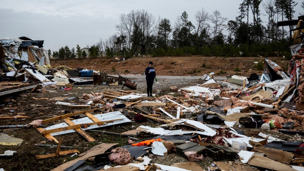 Onda histórica de tornados devasta o sul e meio-oeste dos EUA