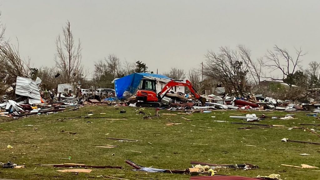 Tempestade causa 26 mortes nos Estados Unidos e tornados continuam