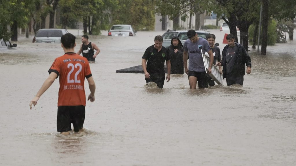 Sobe para dez o número de mortos pela chuva extrema na Argentina