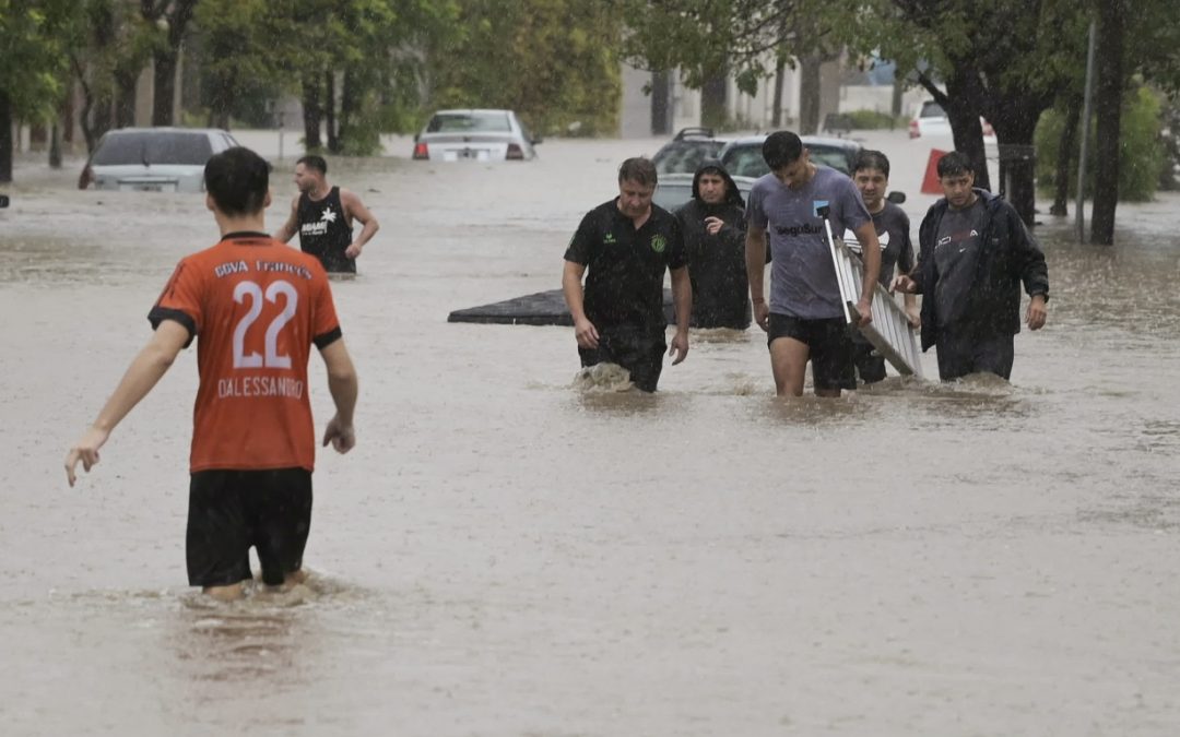 Sobe para dez o número de mortos pela chuva extrema na Argentina Cidade de Bahia Blanca é uma zona de desastre depois de chuva de 350 mm em menos de seis horas na sexta-feira