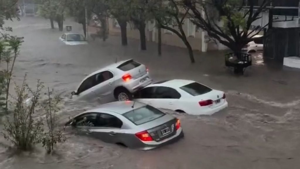 Frente fria provoca chuva de 300 mm em horas e desastre na Argentina