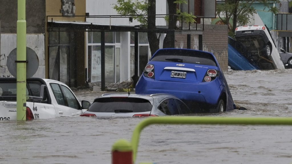 Chuva de 350 mm em horas por frente fria deixa seis mortos na Argentina
