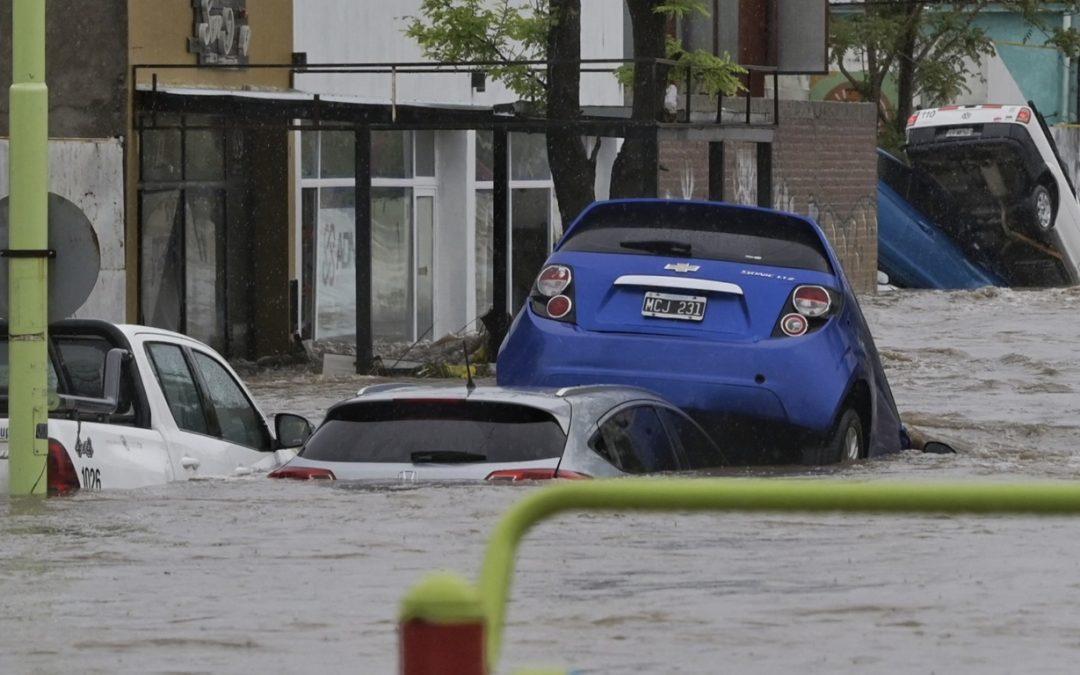 Chuva de 350 mm em horas por frente fria deixa seis mortos na Argentina Cidade argentina de Bahia Blanca se tornou uma zona de desastre nesta sexta-feira com chuva de 350 mm em apenas seis horas