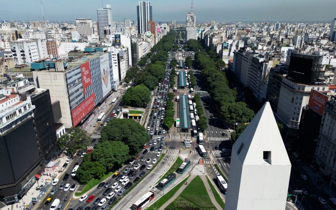 Caos em Buenos Aires com grande apagão em dia de sensação de 44ºC Cidade de Buenos Aires mergulhou no caos hoje com enorme apagão em dia de calor extremo na capital argentina