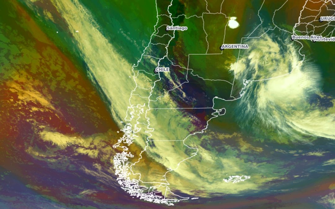 Satélite já mostra a frente fria que vai acabar com a onda de calor Frente fria que vai chegar ao Sul do Brasil neste fim de semana já podia ser vista hoje nas imagens de satélite da América do Sul