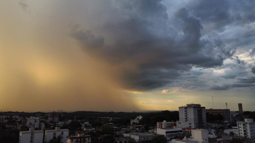 Calor não dá trégua e pode trazer temporais muito isolados nesta quinta