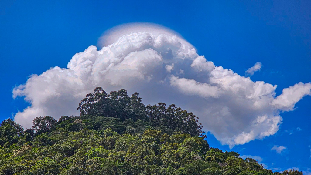 Mais uma nuvem estranha chamou atenção no céu do Estado hoje