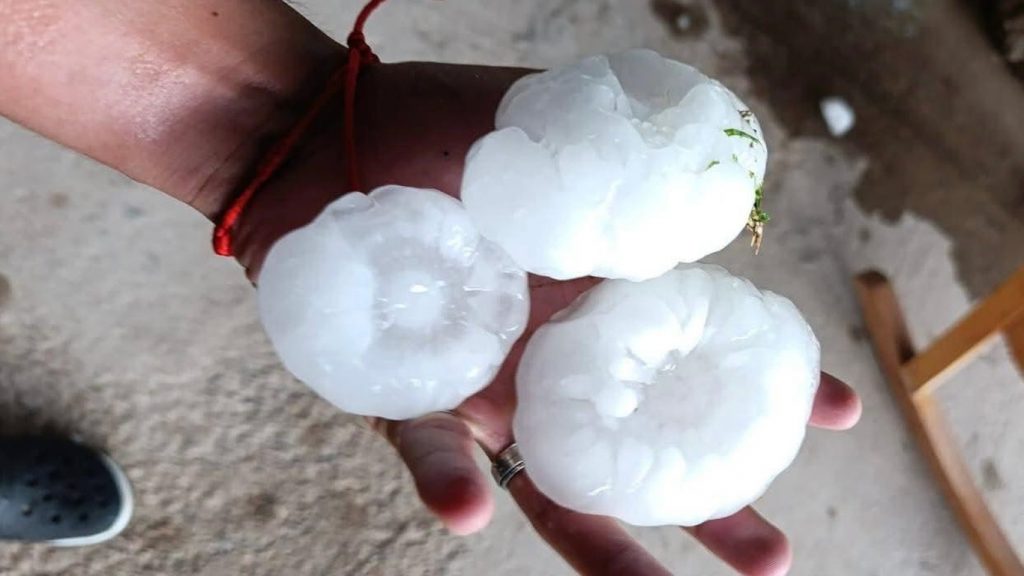 Granizo gigante em meio à onda de calor causa estragos na Argentina