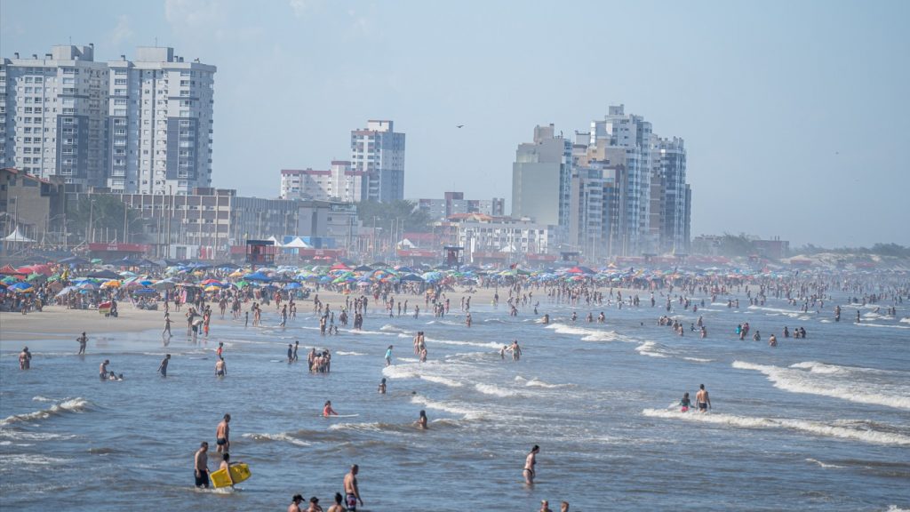 Março dos gaúchos começa com quase 40ºC e praias lotadas