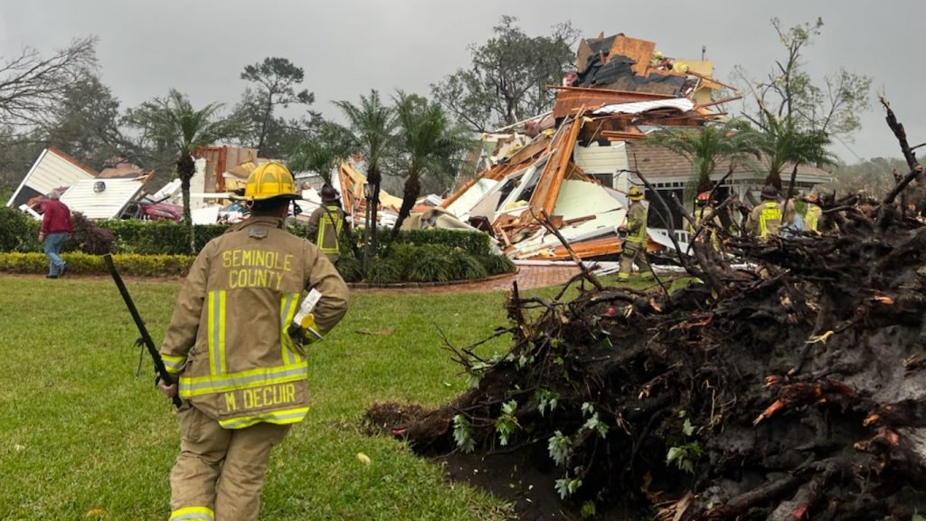 Tornado atinge estação de tevê na hora da previsão do tempo; veja vídeo