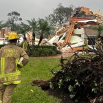 Tornado atinge estação de tevê na hora da previsão do tempo; veja vídeo