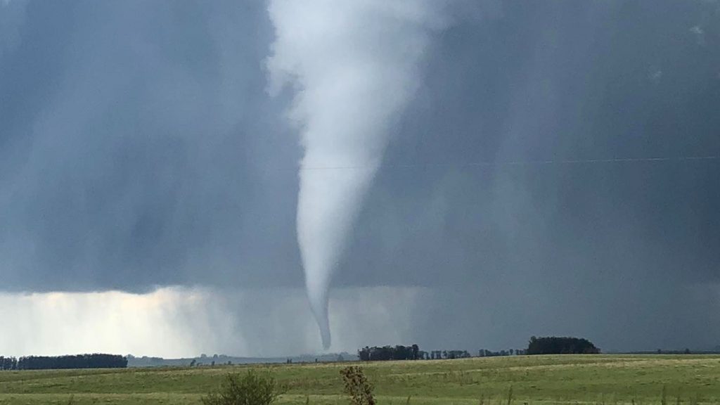 Supercélula de tempestade forma grande tornado no Uruguai