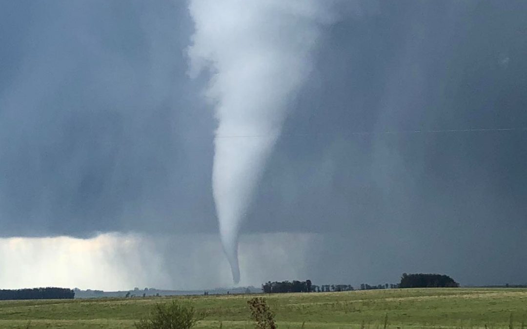 Supercélula de tempestade forma grande tornado no Uruguai Tornado atingiu o departamento uruguaio de Tacuarembó na tarde desta segunda-feira e avançou sobre áreas desabitadas