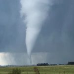 Supercélula de tempestade forma grande tornado no Uruguai