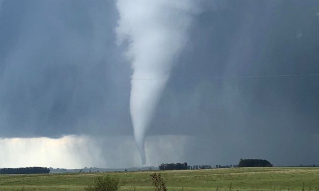 Supercélula de tempestade forma grande tornado no Uruguai
