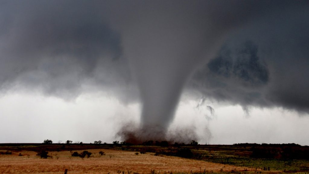 Primeira onda de tornados da primavera ameaça os Estados Unidos