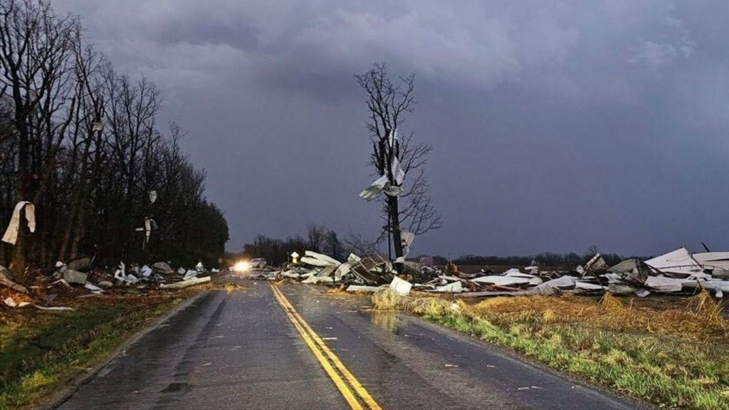 Onda de tempestades com mais de 60 tornados deixa 35 mortos nos EUA