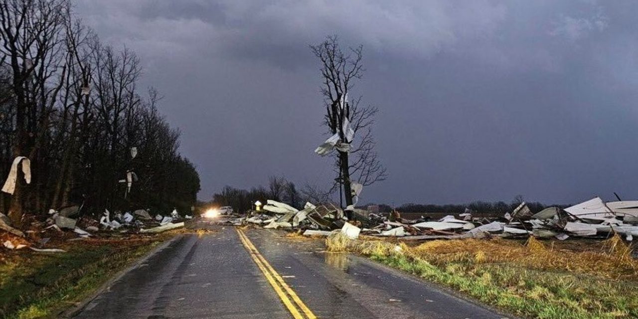 <span class="entry-title-primary">Onda de tempestades com mais de 60 tornados deixa 35 mortos nos EUA</span> <h2 class="entry-subtitle">Vários estados do Meio-Oeste, Planícies Centrais e Sul dos Estados Unidos sofreram com vento destrutivo e dezenas de tornados</h2>