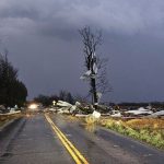 Onda de tempestades com mais de 60 tornados deixa 35 mortos nos EUA