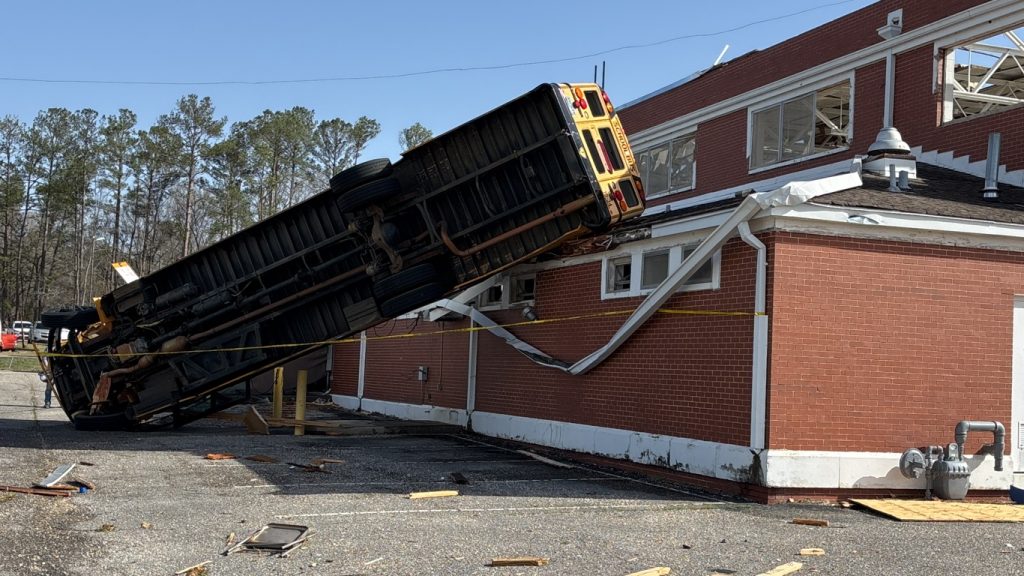 EUA registram 85 tornados em três dias; pior teve vento de 306 km/h
